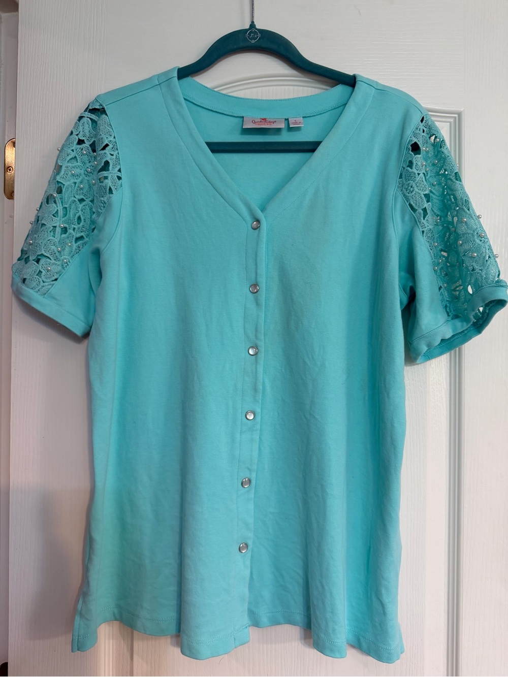 Quacker Factory L Turquoise Snap-Front Top with Crochet Lace Sleeves with pearl